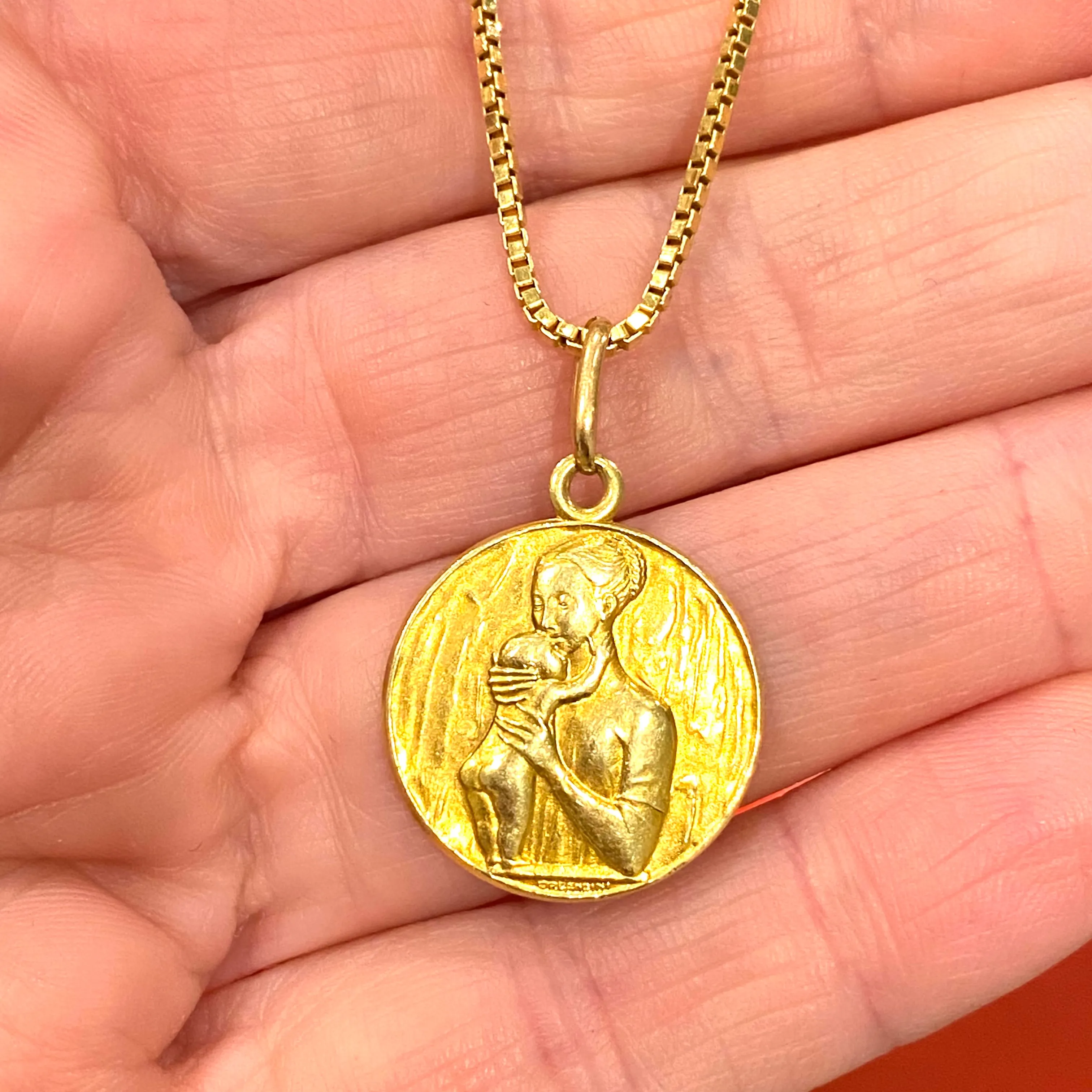 UNOAERRE Orlandini Vintage 18K Gold Pendant - Mother and Child Design with Chain